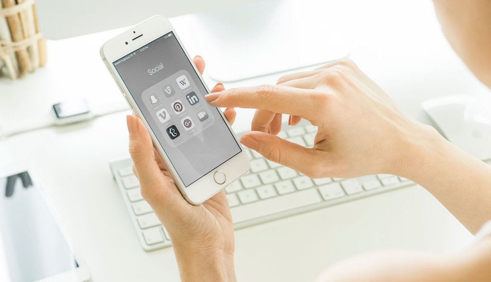 Mujer utilizando iPhone
