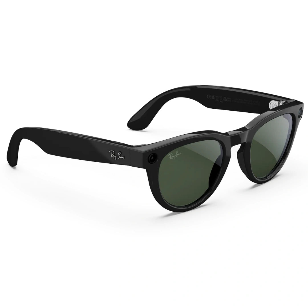 Vista lateral de gafas Ray-Ban Meta Wayfarer negras con lentes polarizadas, mostrando la cámara frontal y la patilla izquierda.