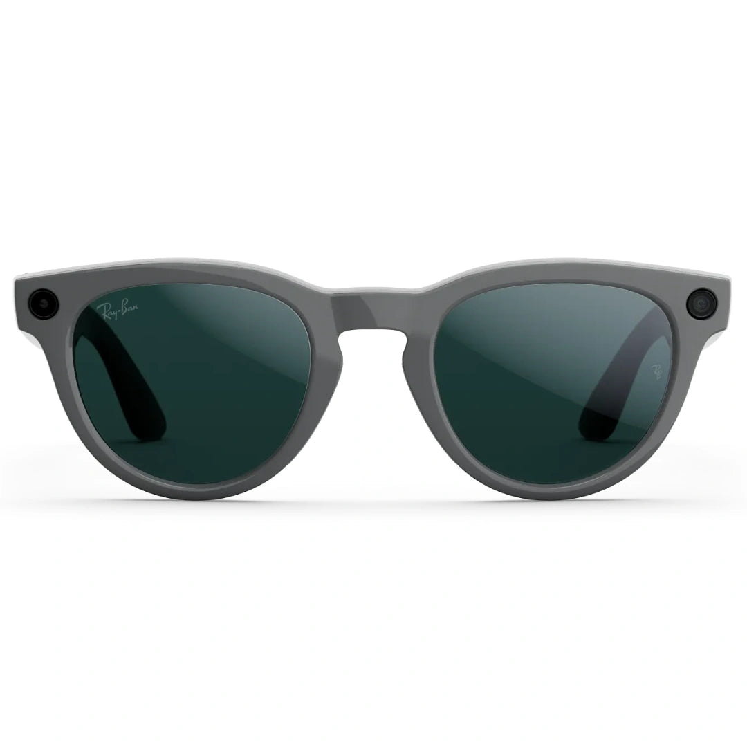 Gafas de sol inteligentes Ray-Ban Meta Wayfarer en color grafito. Vista frontal de la montura y lentes oscuras.