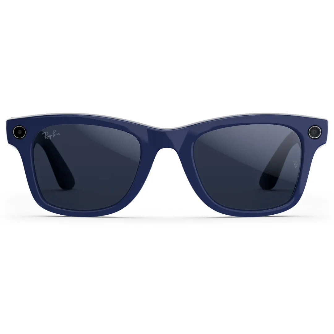 Primer plano frontal de las gafas de sol inteligentes Ray-Ban Meta Wayfarer (Gen 2) con montura azul cósmico y lentes oscuras.