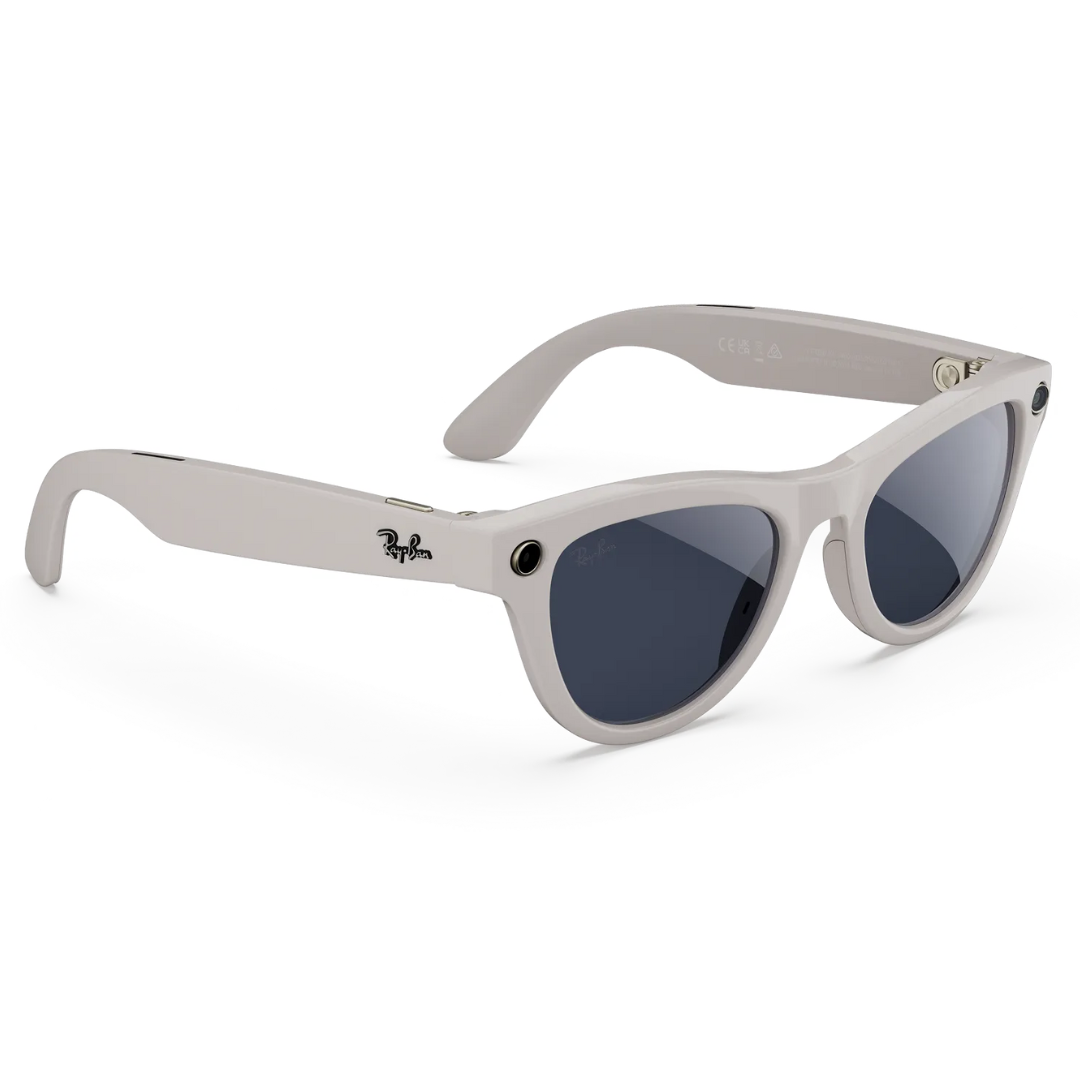 Gafas inteligentes Ray-Ban Meta Wayfarer grises. Vista lateral con lentes oscuras, cámara y logo Ray-Ban.