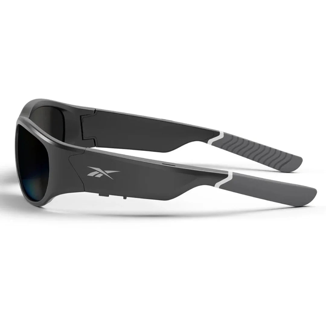 Vista superior de gafas deportivas inteligentes Reebok negras, mostrando el agarre ergonómico de las patillas y el logo.