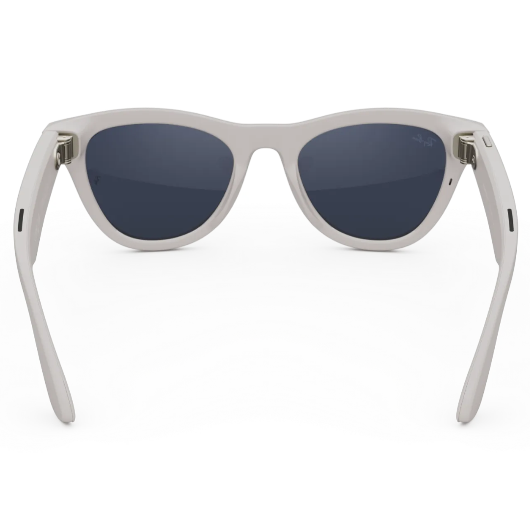 Gafas inteligentes Ray-Ban Meta Wayfarer negras. Vista frontal con lentes polarizadas (Ray-Ban P) y cámaras.