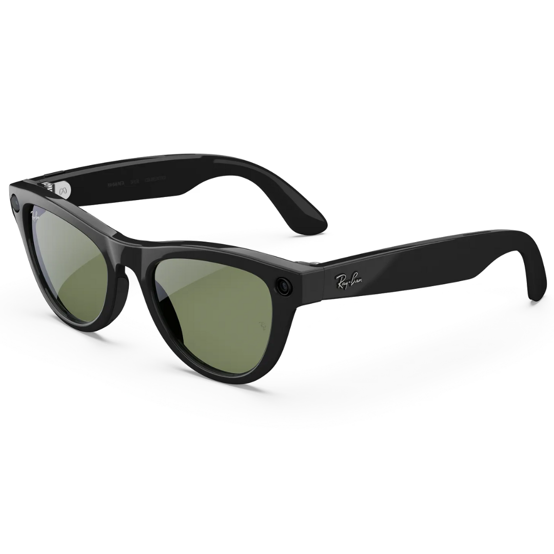 Gafas de sol Ray-Ban Wayfarer inteligentes negras con lentes verdes. Dispositivo tecnológico portátil.