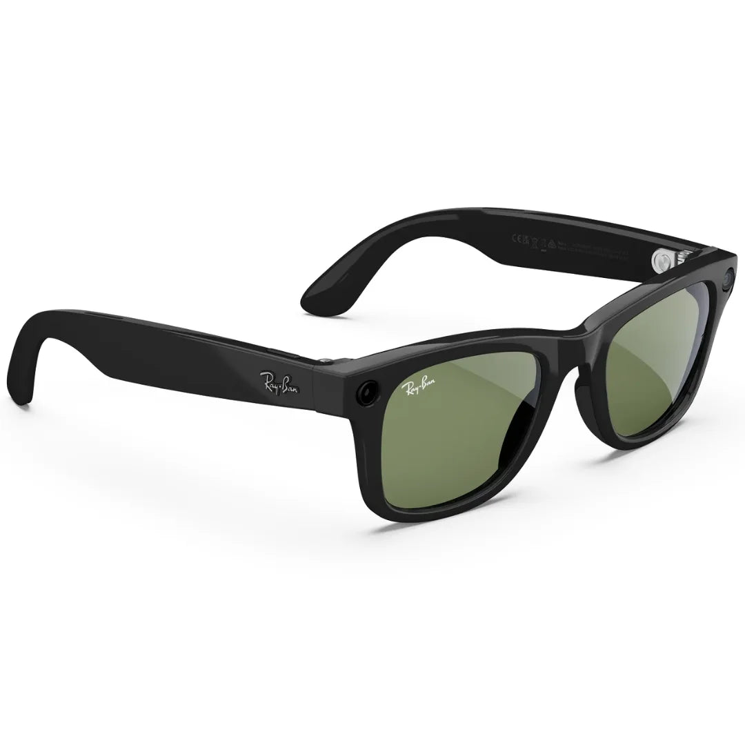 Gafas de sol inteligentes Ray-Ban Meta Wayfarer (Gen 2) en negro brillante y lentes verdes, resaltando las cámaras y los logotipos de la marca.