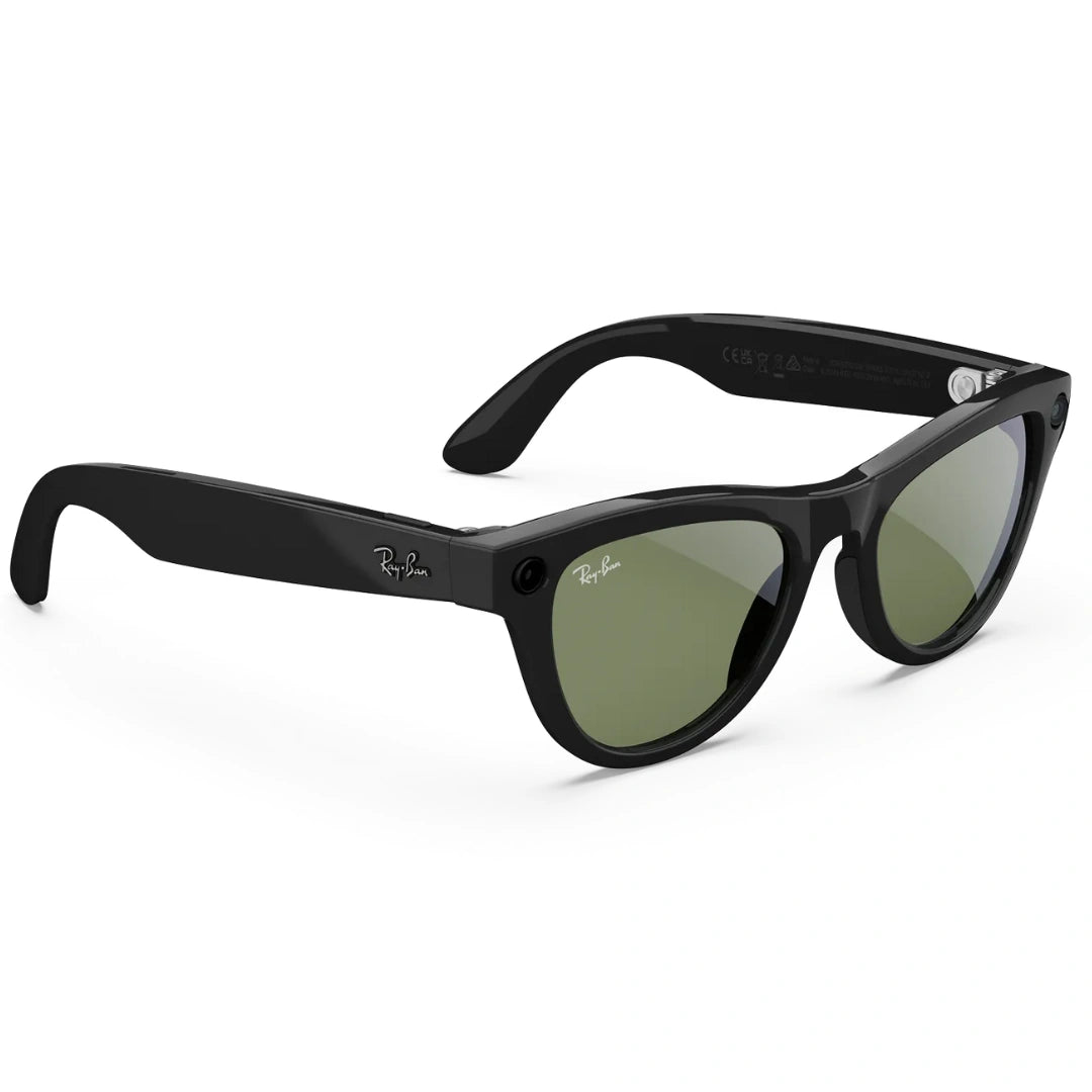 Gafas inteligentes Ray-Ban Meta Wayfarer negras. Vista lateral con lentes verdes, cámaras y el logo en la patilla.