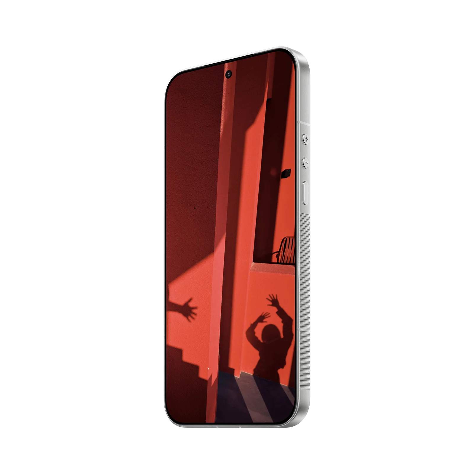 Smartphone plateado, pantalla muestra pared roja y sombras de personas