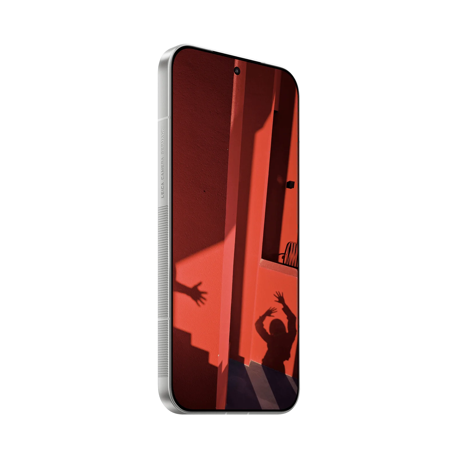 Smartphone de metal plateado con pantalla de sombras dramáticas rojas.